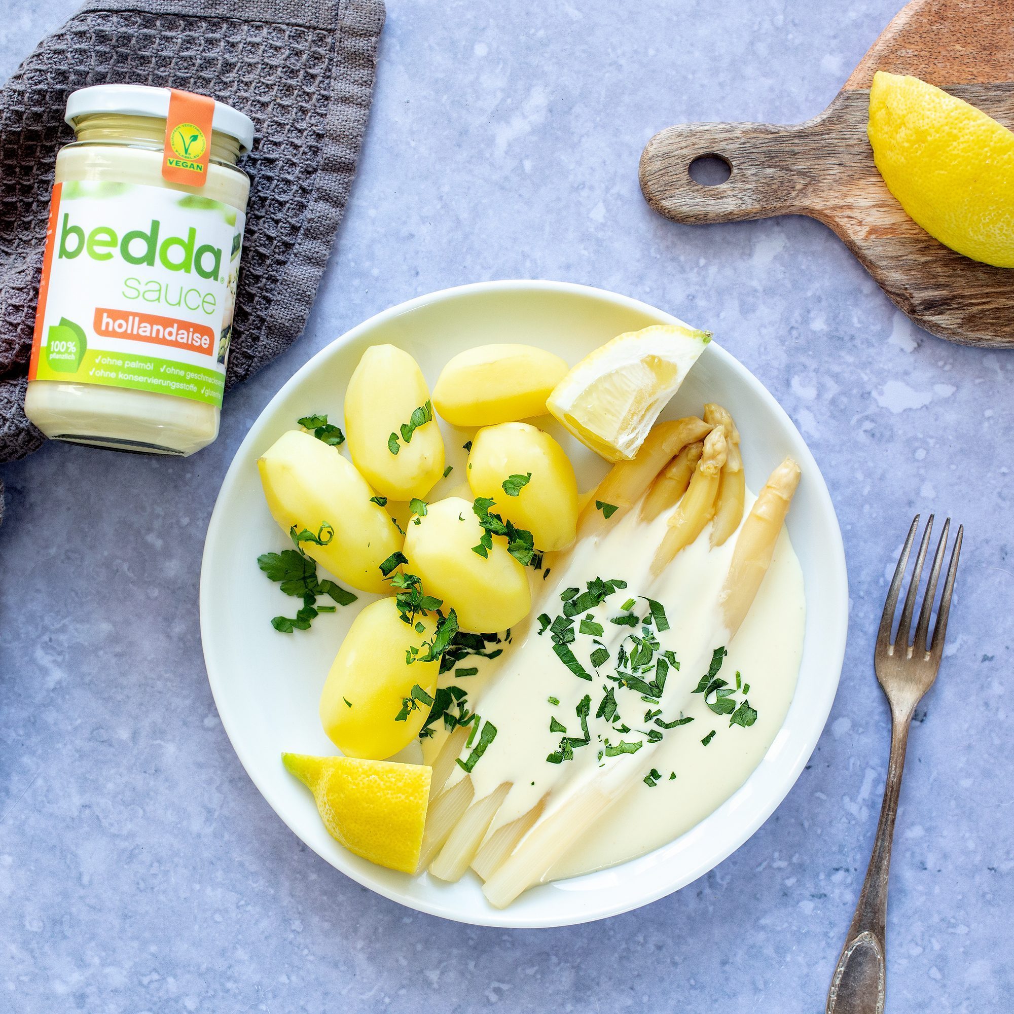 Spargel mit gekochten Kartoffeln und veganer Hollandaise - bedda world