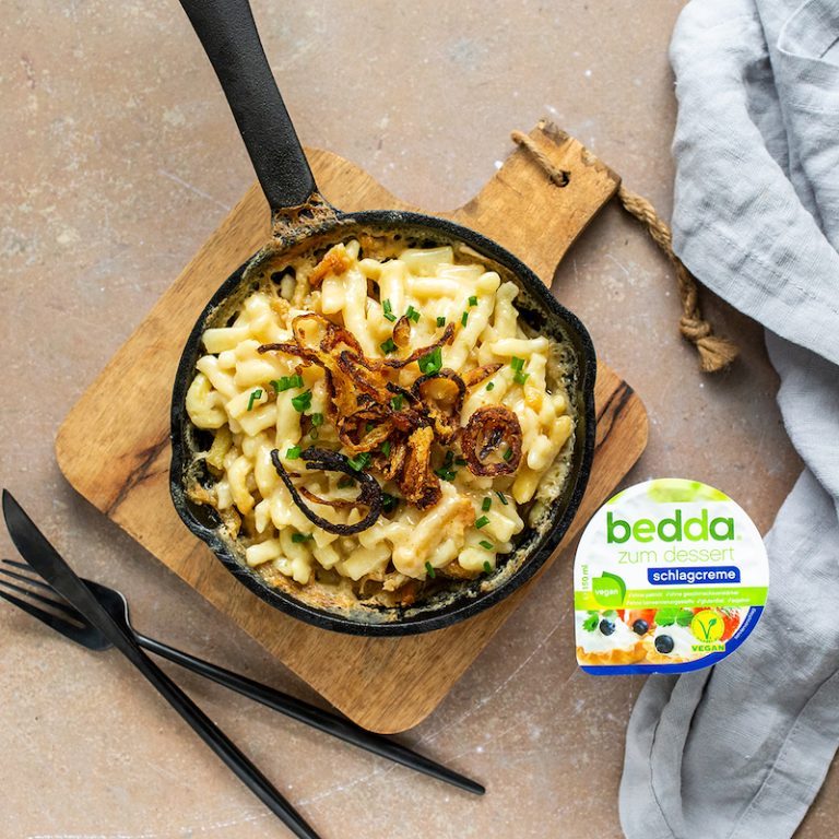 Vegane Käsespätzle mit Zwiebeln - bedda world