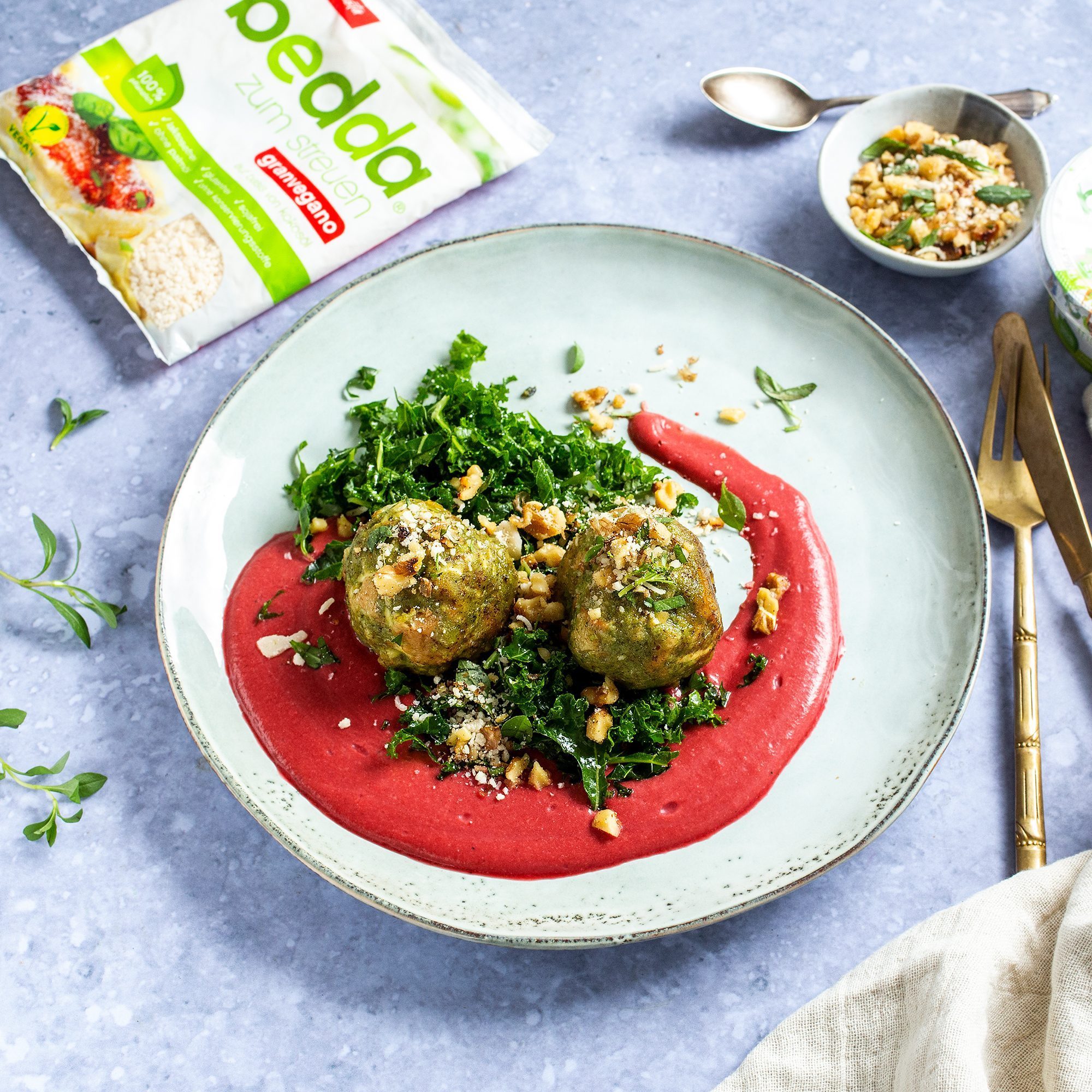 Vegane Spinatknödel mit Rote Bete Sauce - bedda world