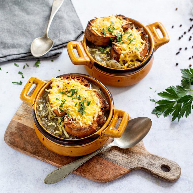 Vegane überbackene französische Zwiebelsuppe - bedda world