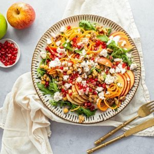 Veganer Herbstsalat aus Gemüsenudeln