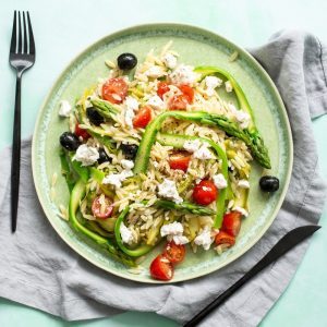 Veganer Orzo-Salat mit pflanzlichem Feta