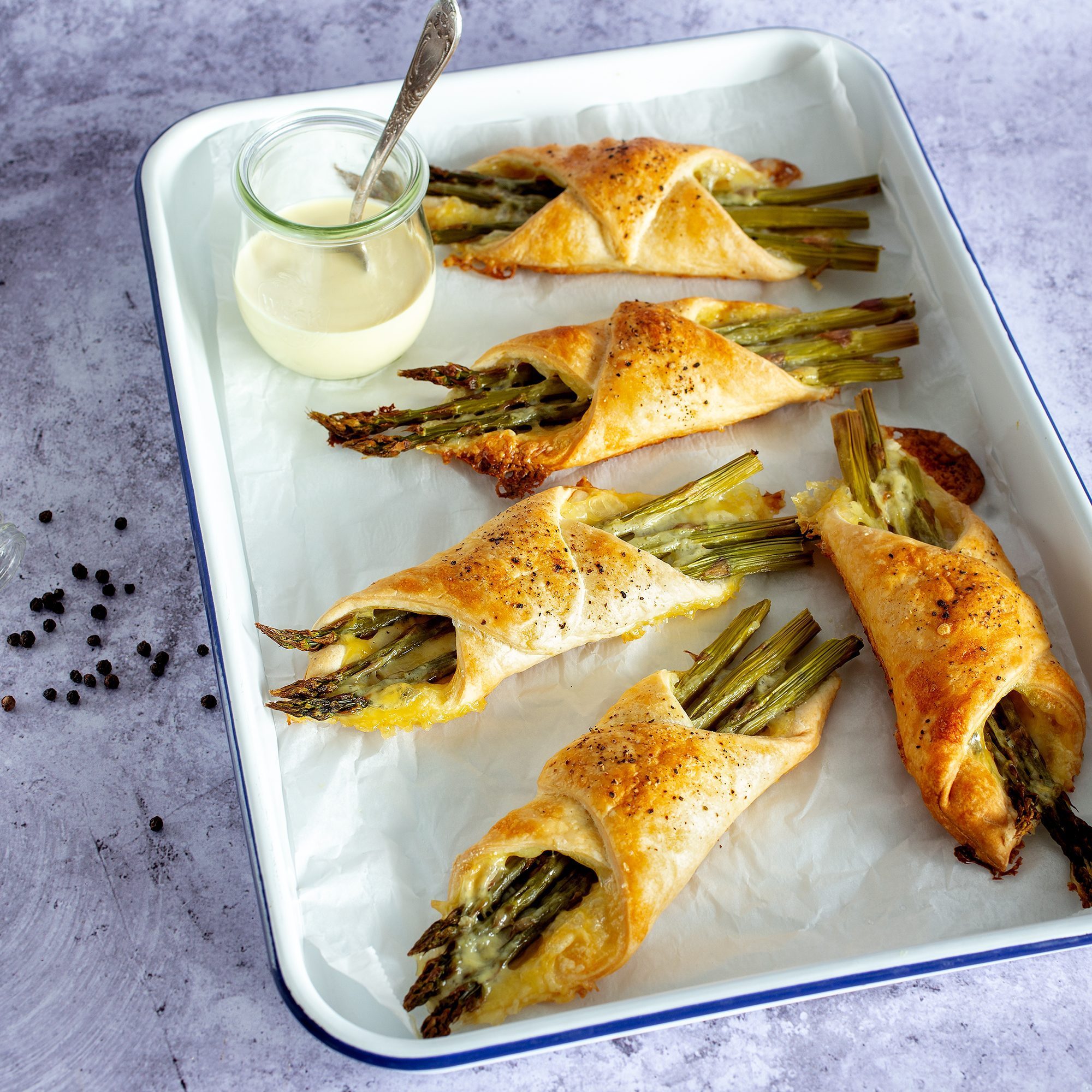 Eingerollter Spargel mit veganer Hollandaise - bedda world