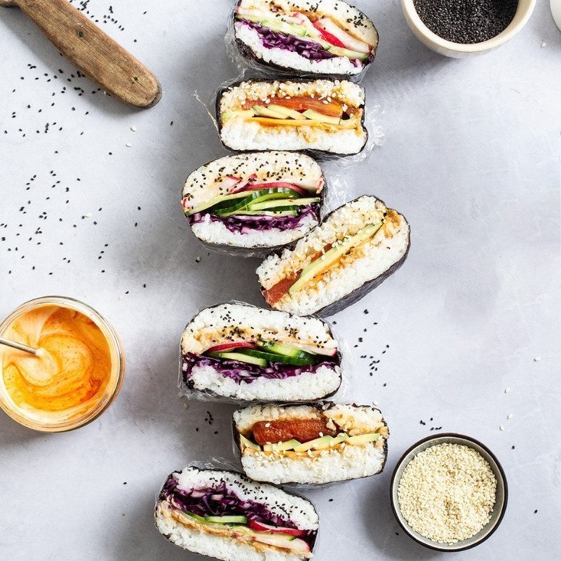 Veganes japanisches Sushi-Sandwich: Onigirazu