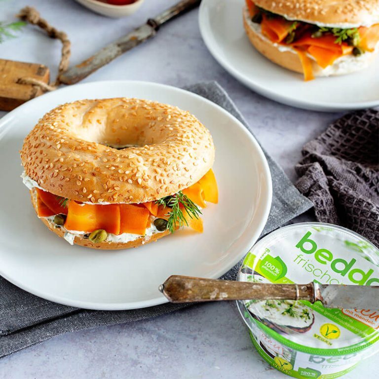 Bagel mit veganem Räucherlachs aus Karotten - bedda world