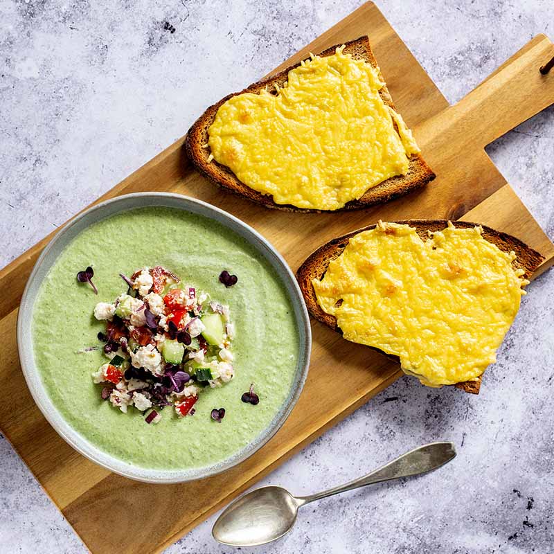 Kalte und vegane Gurken -Tahini Suppe mit Salat-Topping