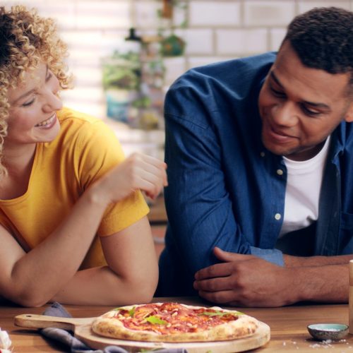 Vegane Pizza mit Rucola und Pinienkernen